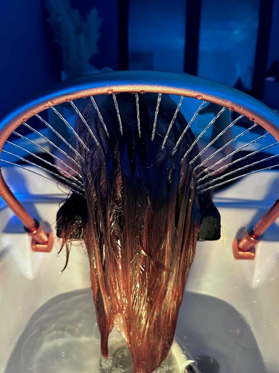 Arche de vapeur head spa diffusant de fins jets d’eau sur les cheveux