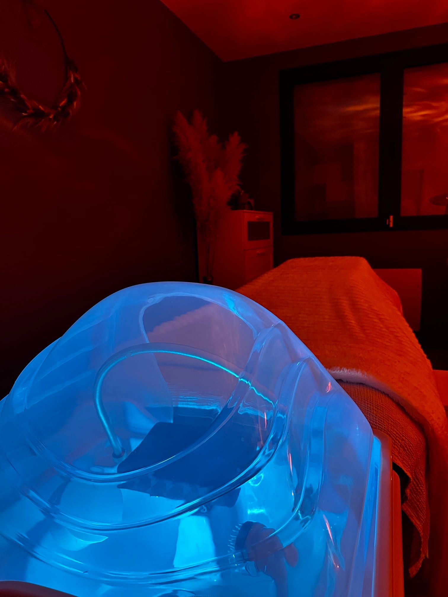 Bac de lavage head spa Maison Clélia à Thionville, serviette chaude posée sur le rebord, lumière tamisée