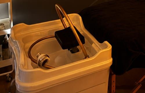 Bac de lavage head spa avec arche dorée
