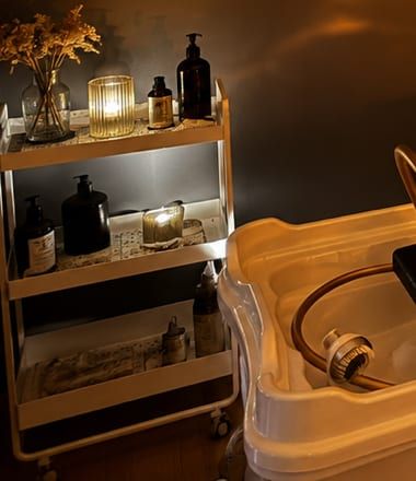 Chariot de soins avec produits, bougies et fleurs séchées